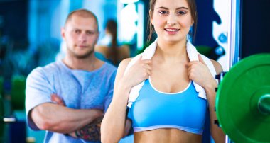 Genç adam ve kadın spor salonunda Spor kıyafetler içinde dinlendirici