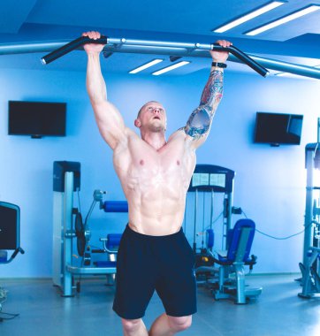 Spor salonunda egzersiz eğitim genç adam