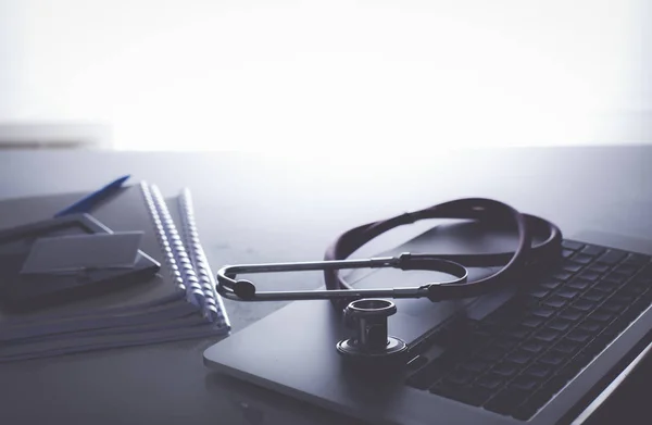 Miejsce pracy lekarza z laptopem, stetoskopem i notebookiem — Zdjęcie stockowe