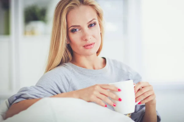 Bela jovem ásia mulher beber ela manhã chá mais um pequeno-almoço no casa — Fotografia de Stock