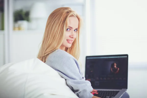 Joven hermosa mujer usando un ordenador portátil en casa — Foto de Stock