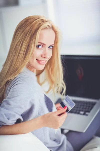 美丽的年轻女子，网上购物使用信用卡和笔记本电脑 — 图库照片