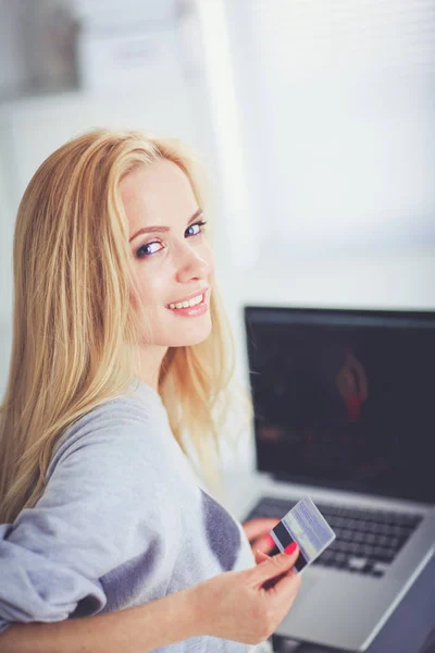 Bella giovane donna che utilizza carta di credito e laptop per lo shopping online — Foto Stock