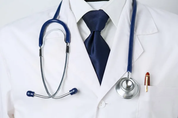 Ofiste steteskoplu bir tıp doktoru var.