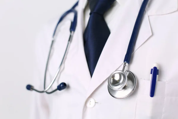 Lekarz medycyny z stetoskopem stojącym w biurze — Zdjęcie stockowe