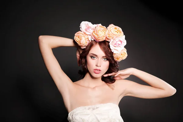 Een portret van een jonge mooie vrouw met bloemen op het hoofd — Stockfoto