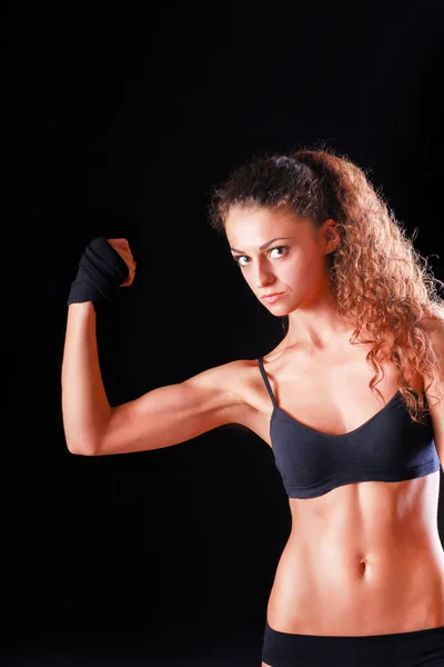 Portret van jonge mooie fitness vrouw, geïsoleerd op zwarte achtergrond — Stockfoto