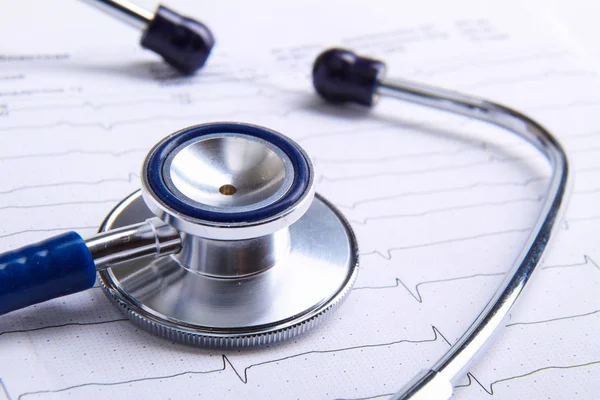 Rött hjärta och medicinska stetoskop på skrivbord — Stockfoto