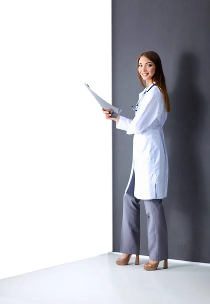 X 線イメージを保持し、それを見て白い制服を着て自信を持って女性医師 — ストック写真
