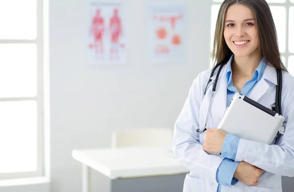 Female doctor using tablet computer in hospital lobby — Stock Photo, Image