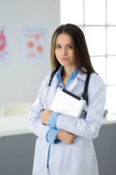 Female doctor using tablet computer in hospital lobby — Stock Photo, Image