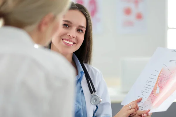 Dokter en patiënt bespreken iets terwijl ze aan tafel zitten. Begrip "geneeskunde en gezondheidszorg" — Stockfoto