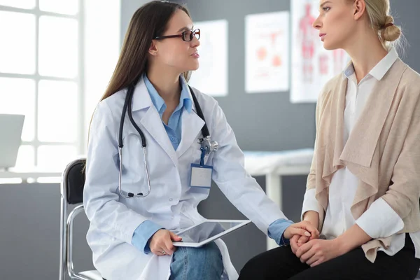 Médico e paciente discutindo algo enquanto se senta na mesa. Conceito de medicina e cuidados de saúde — Fotografia de Stock