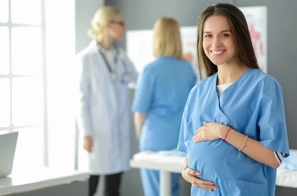 Bela mulher grávida sorridente com o médico no hospital — Fotografia de Stock