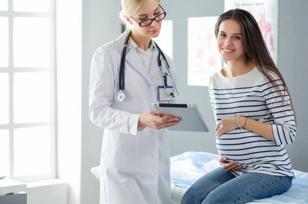 Schöne lächelnde Schwangere mit dem Arzt im Krankenhaus — Stockfoto