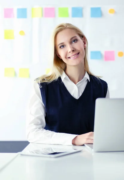 Attraktiva kvinna som arbetar på laptop på kontoret. Affärsmän — Stockfoto