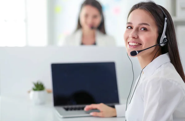 Uomo d'affari sorridente o operatore helpline con auricolare e computer in ufficio — Foto Stock