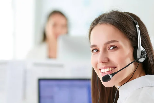 Femme d'affaires souriante ou opérateur de ligne d'assistance avec casque et ordinateur au bureau — Photo