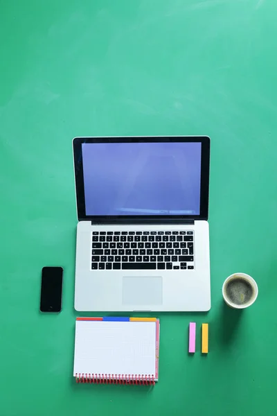 Mesa de trabajo con ordenador portátil, plano —  Fotos de Stock