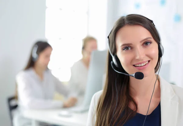 Lachende zakenvrouw of hulplijn operator met headset en computer op kantoor — Stockfoto