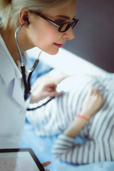 Hermosa mujer embarazada sonriente con el médico en el hospital —  Fotos de Stock