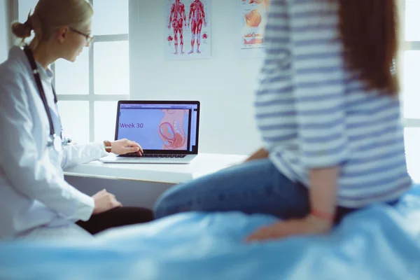 Beautiful smiling pregnant woman with the doctor at hospital — Stock Photo, Image