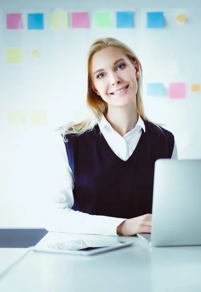 Attraktiva kvinna som arbetar på laptop på kontoret. Affärsmän — Stockfoto