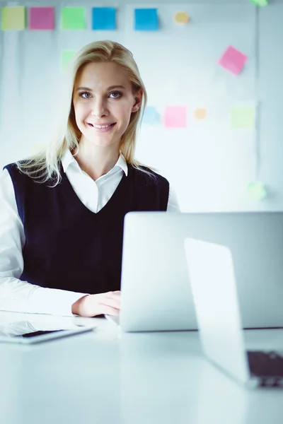 Attraktive Geschäftsfrau, die im Büro am Laptop arbeitet. Geschäftsleute — Stockfoto