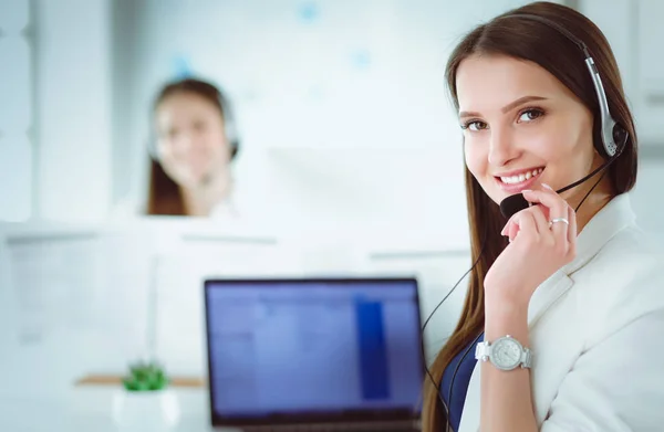 Lächelnde Geschäftsfrau oder Helpline-Betreiberin mit Headset und Computer im Büro — Stockfoto