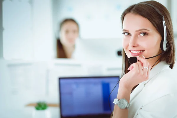 Femme d'affaires souriante ou opérateur de ligne d'assistance avec casque et ordinateur au bureau — Photo