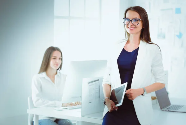 Belle femme d'affaires qui travaille au bureau. Hommes d'affaires — Photo