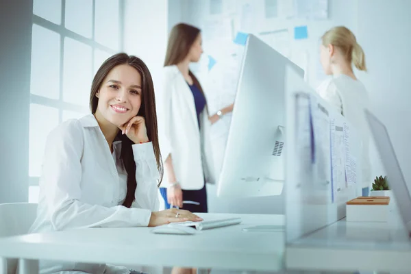 Atractiva mujer de negocios que trabaja en el ordenador portátil en la oficina. Gente de negocios — Foto de Stock