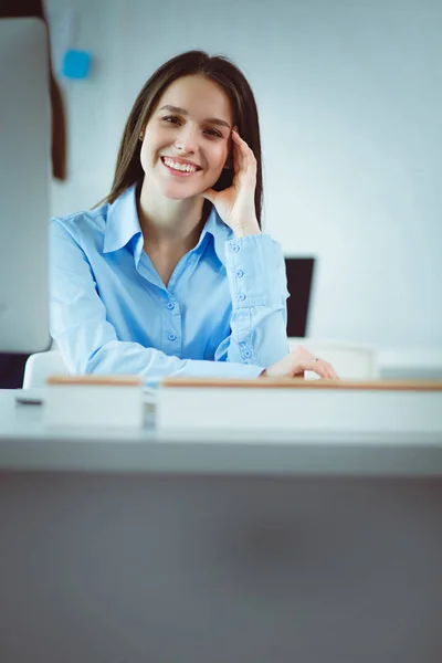 Attraktive Geschäftsfrau, die im Büro am Laptop arbeitet. Geschäftsleute — Stockfoto