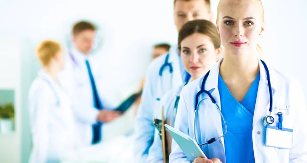 Porträt einer Gruppe lächelnder Krankenhauskollegen, die zusammen stehen — Stockfoto