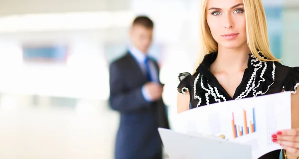 Mujer de negocios de pie en primer plano con una tableta en sus manos — Foto de Stock