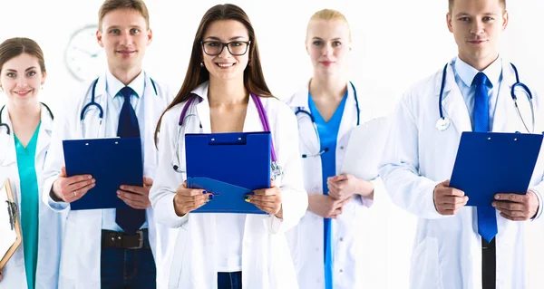 Retrato de grupo de colegas de hospital sorridentes juntos — Fotografia de Stock