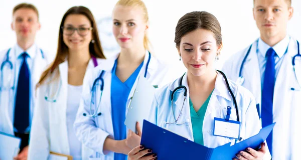 Portrait of group of smiling hospital colleagues standing — Stock Photo, Image