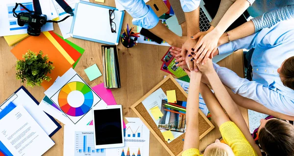 Business team con le mani unite - concetti di lavoro di squadra — Foto Stock