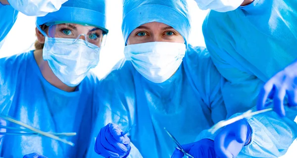 Abaixo a visão de cirurgiões segurando instrumentos médicos nas mãos — Fotografia de Stock