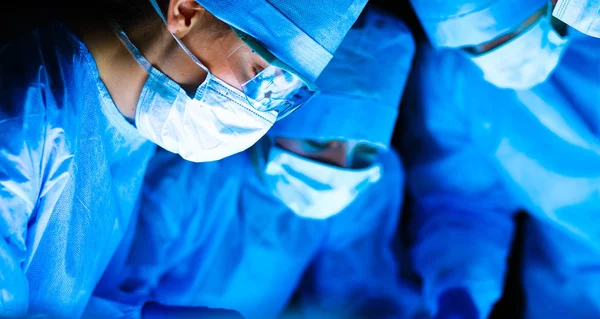 Surgery team in the operating room — Stock Photo, Image