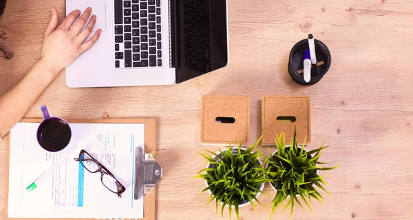 Retrato de mulher sentada na mesa com um laptop — Fotografia de Stock