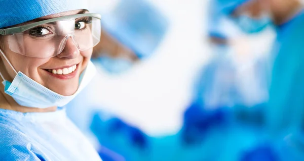 Ameliyat ekibi ameliyathanede.