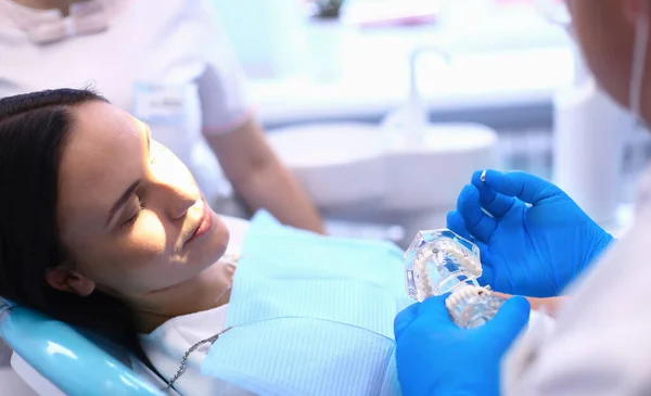 Портрет стоматолога, який лікує зуби пацієнта молодої жінки — стокове фото