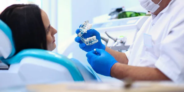 Mulher sênior bonita no dentista tendo tratamento dentário no consultório de dentistas — Fotografia de Stock