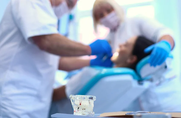 Tandläkare man med patient kvinna på kliniken — Stockfoto