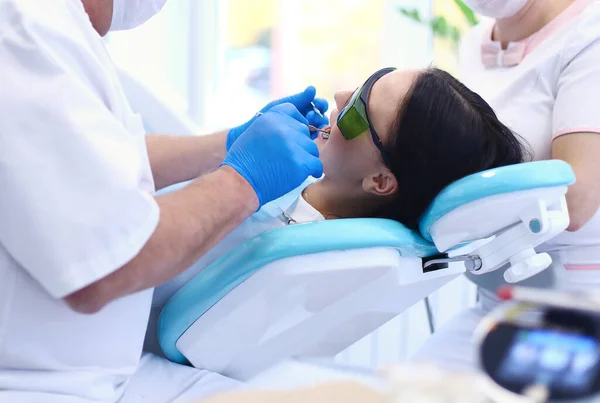 환자의 치아를 치료하는 치과 의사 — 스톡 사진