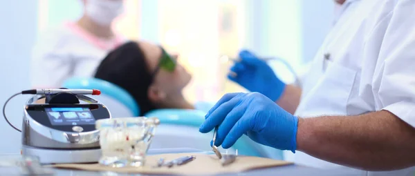 Hombre dentista trabajando en sus pacientes dientes — Foto de Stock