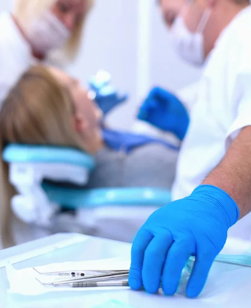 Detalj av hand håller dentala verktyg i tandvårdskliniken. Tandläkarkoncept — Stockfoto