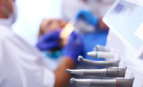 Diferentes instrumentos y herramientas dentales en un consultorio de dentistas —  Fotos de Stock