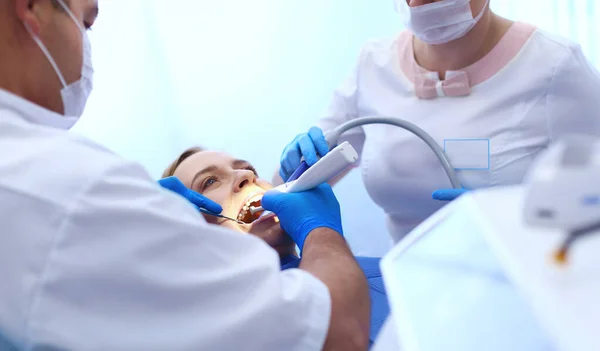 Médico e paciente na clínica odontológica — Fotografia de Stock